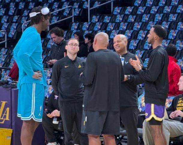 开云体育-【现场】马威赛前与教练组详谈 用胜利弥补交易遗憾